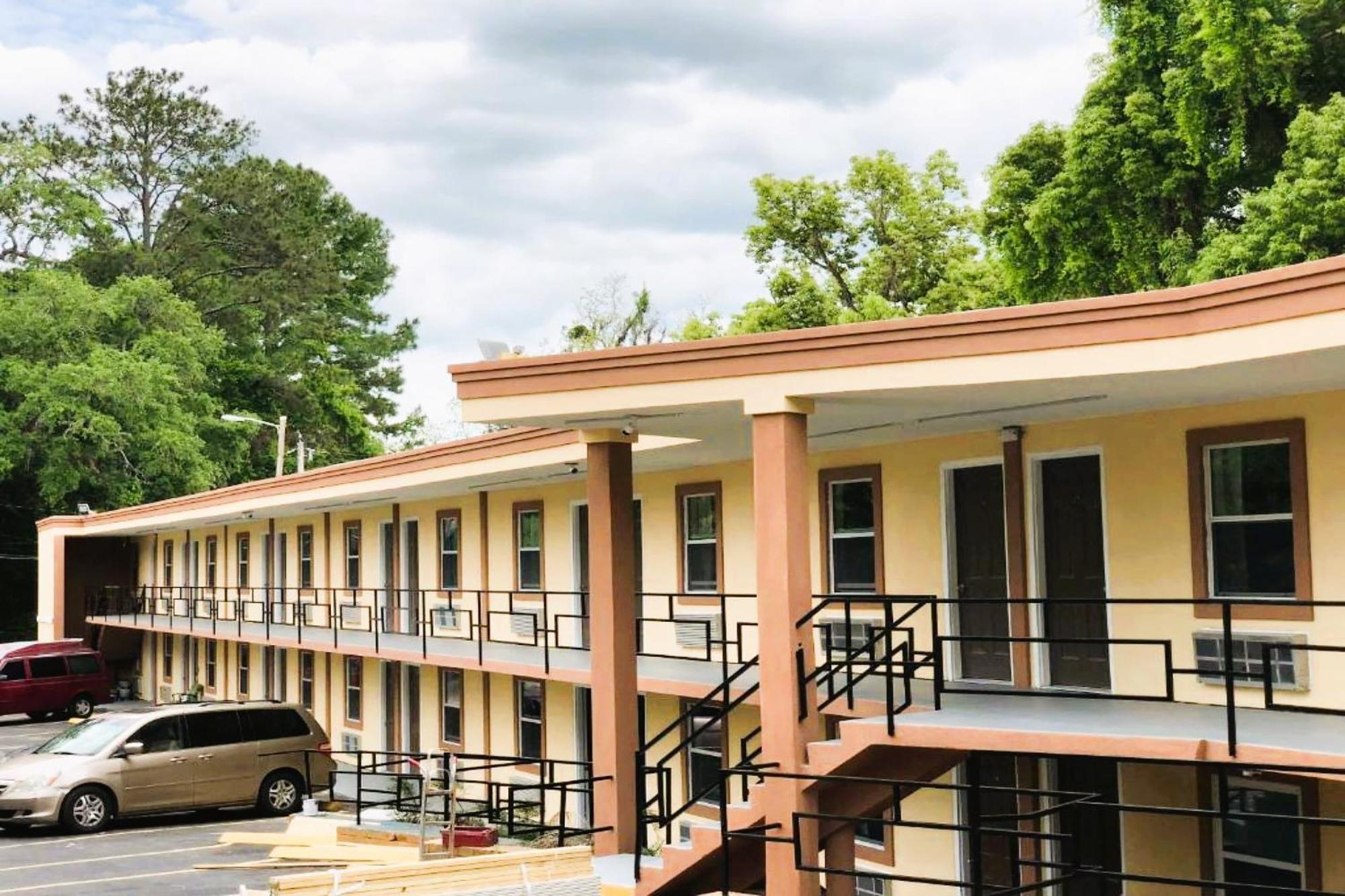 Oyo Hotel Tallahassee Downtown Exterior photo