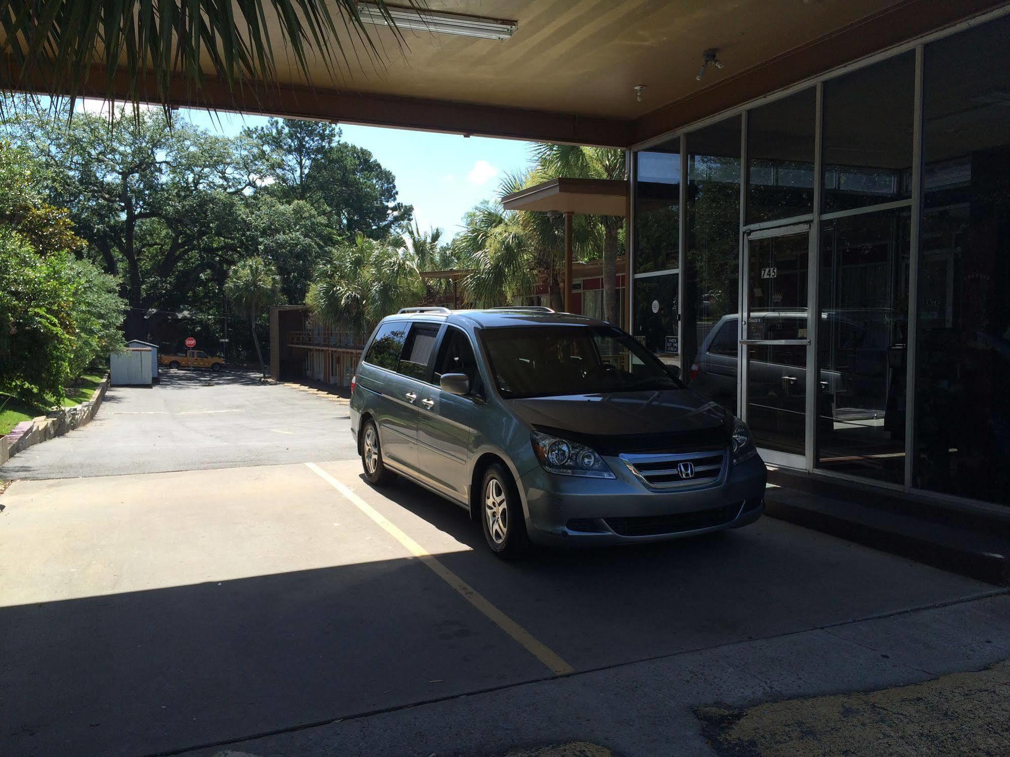 Oyo Hotel Tallahassee Downtown Exterior photo
